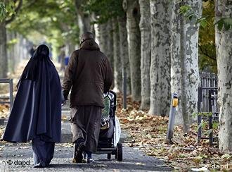 File photo used as illustration: Arranged and forced marriages are likely to be made more difficult in Britain in the future, following Denmark's example | Photo: picture-alliance/dpa/M. Vedder