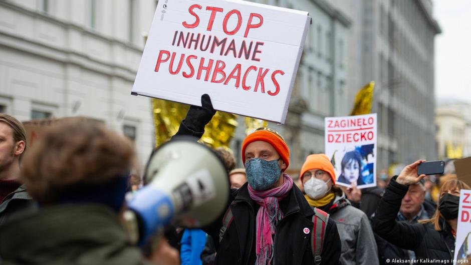 People in Warsaw took to the streets to rally against the Polish government's asylum policies | Photo: Aleksander Kalka/imago images