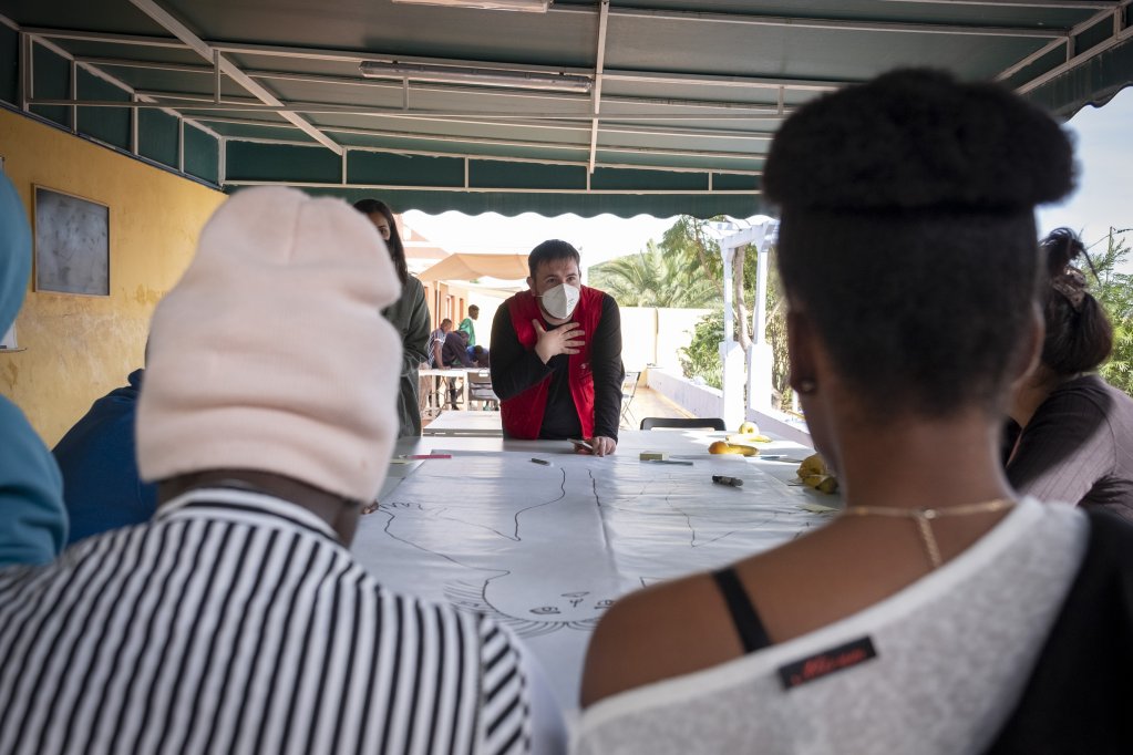 A Save the Children employee talking to unaccompanied migrant children on Spain's Canary Islands at one of 22 "emergency spaces" | Photo: Pedro Armestre/Save the Children