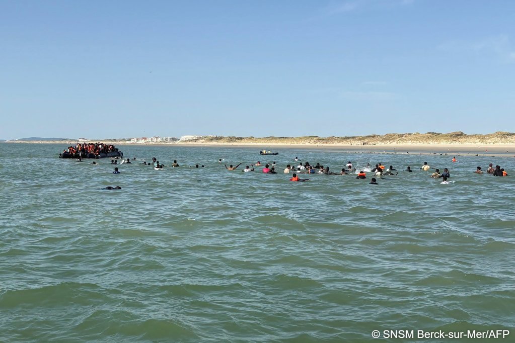 Once a boat arrives, migrants wade out into the sea. According to French rescuers, around 30 people didn't make it onto the boat at Berck-sur-Mer, but 20 children did arrive on board the boat | Photo: Handout / SNMS Berck sur Mer / AFP