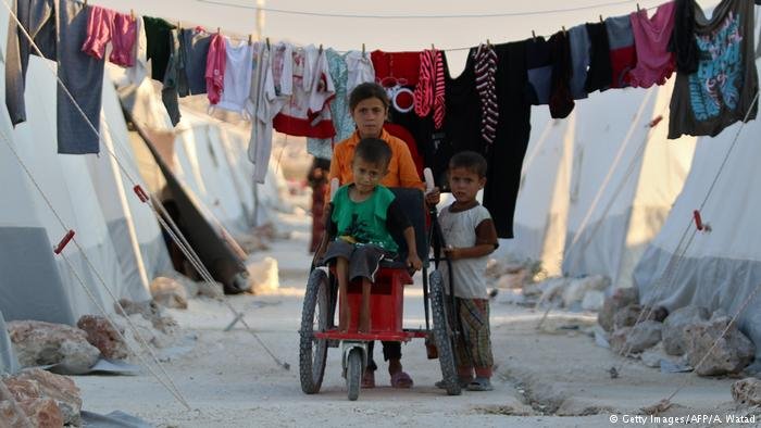 أطفال سوريون في مخيم للاجئين في إدلب