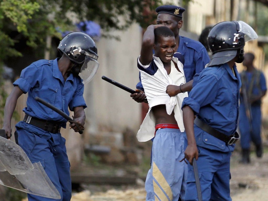 Un manifestant pris à partie à Bujumbura, au Burundi, en avril 2015. Crédit : Reuters