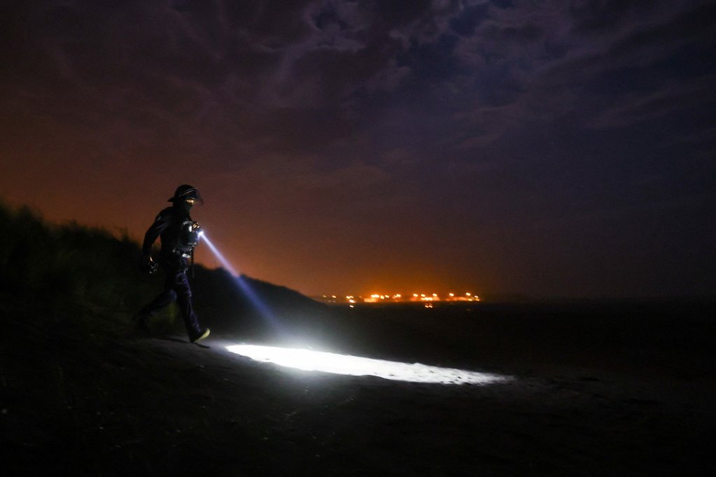 Des policiers patrouillent à la recherche de migrants sur la plage de Petit-Fort-Philippe à Gravelines, près de Calais, pour empêcher les traversées irrégulières de la Manche, le 29 septembre 2026. Crédit : Reuters