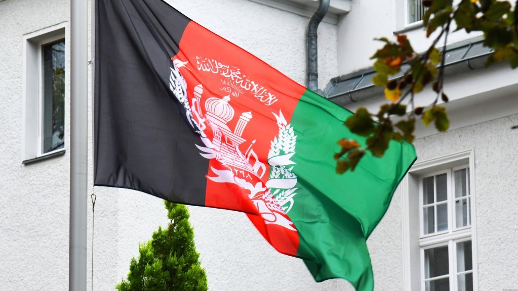 The flag of the former Afghanistan republic can still be seen at the Afghan embassy in Berlin | Photo: Winfried Rothermel/IMAGO