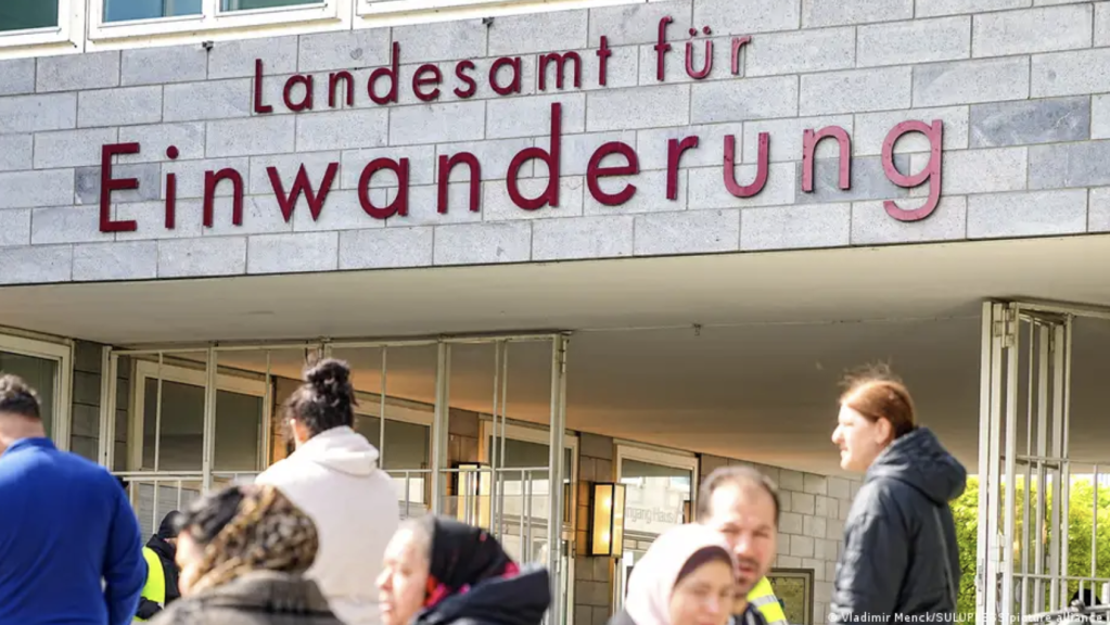 Germany wants to attract more skilled workers from around the worldImage: Vladimir Menck/SULUPRESS/picture alliance