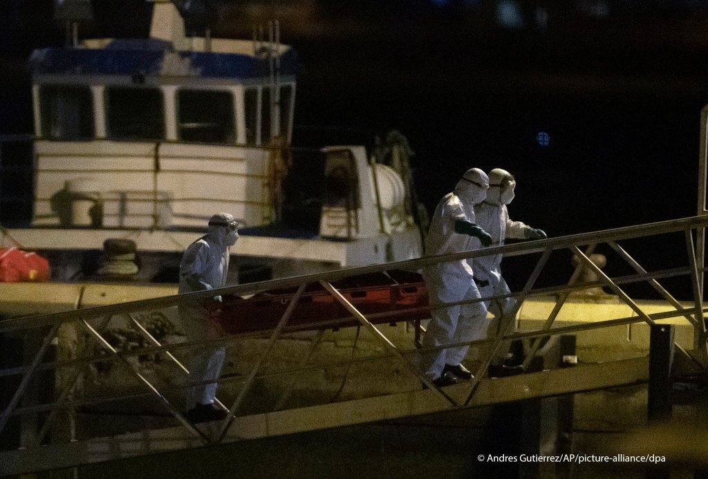 Emergency services carry dead bodies of migrants after being recovered from a wooden boat at the port of Los Cristianos in the south of Tenerife, in the Canary Island, Spain, Wednesday, April 28, 2021 | Photo: Picture-alliance