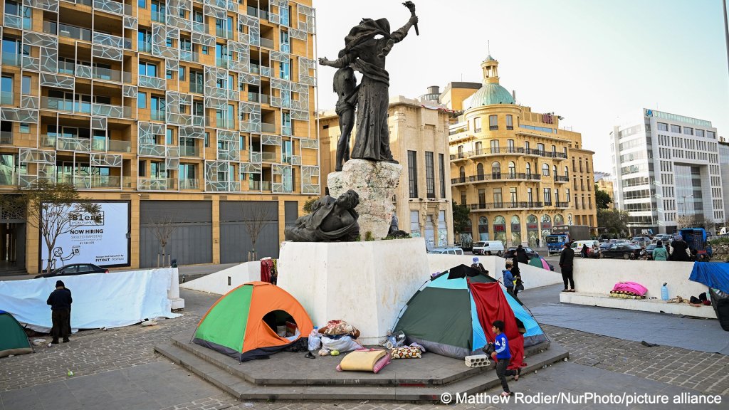People seek refuge in Martyrs' Square in Beirut,  Lebanon, on March 12, 2026. The UN estimates that nearly 700, 000 Lebanese people have been internally displaced since February 28, 2026 | Photo: Matthew Rodier/picture alliance