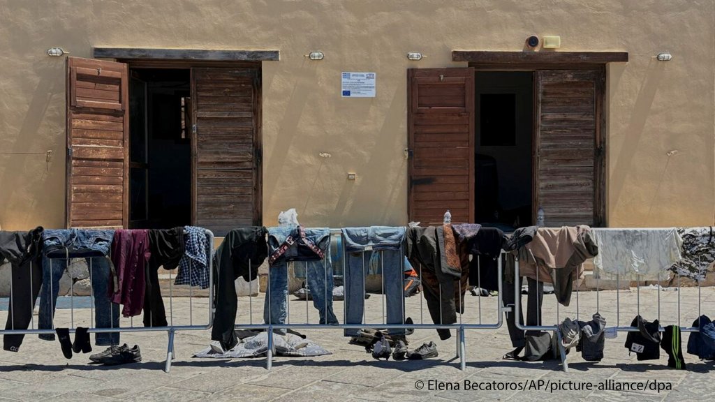Clothes belonging to migrants and refugees who crossed the Mediterranean Sea from Libya to Greece hang on an iron fence to dry at Karave port on the island of Gavdos, Greece, on Monday, July 7, 2025 | Photo: Elena Becatoros / picture alliance / Associated Press / dpa