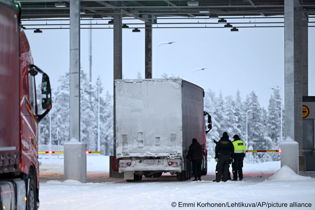Finnish border guards and a customs official check a truck at the Raja-Jooseppi international border crossing station in northern Finland on November 28, 2023 | Photo: Emmi Korhonen/Lehtikuva/AP