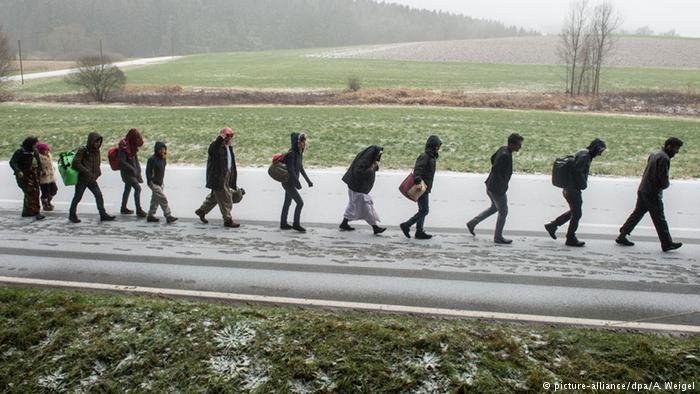 From file: A line of people walking to Germany across the Austrian border |  Photo: picture -alliance/dpa/A.Weigel