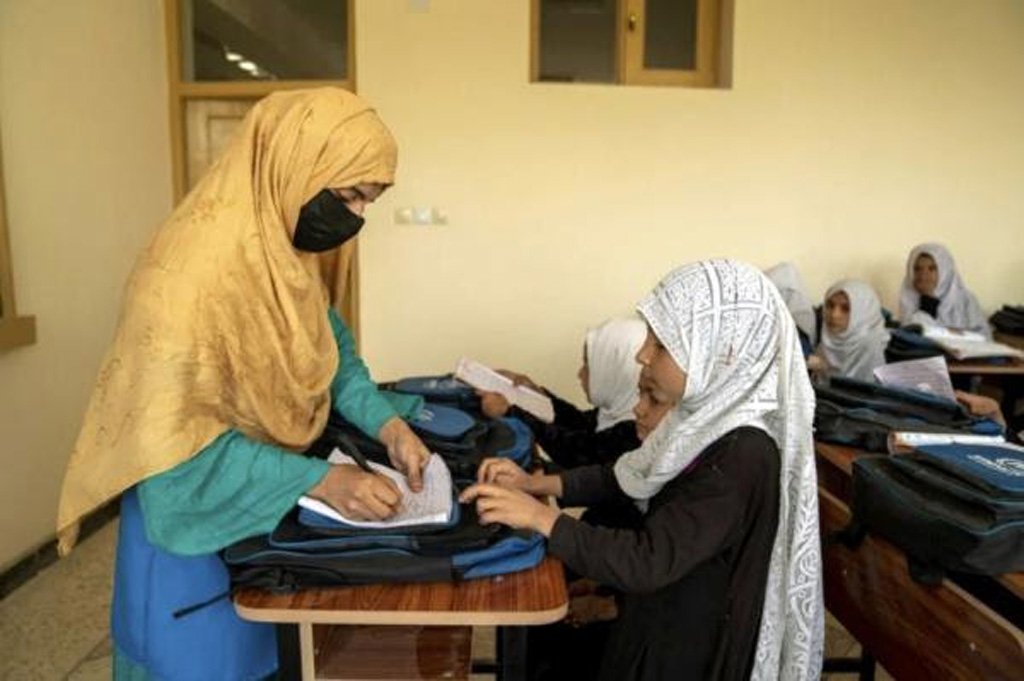 File photo used as illustration: An Afghan woman and volunteers in an educational project supported by UNHCR in Jalalabad, Afghanistan. Girls above 12 have been banned from education | Photo: UNHCR/Oxygen Film Studio