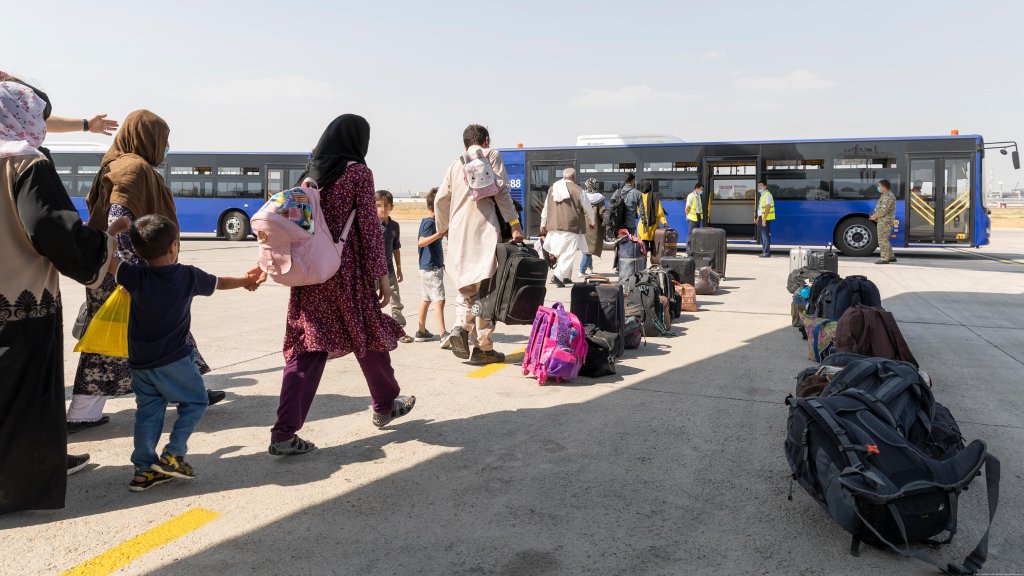 File photo: Afghan nationals walk to a bus shortly after flying from Kabul, as part of a Bundeswehr evacuation mission for Germans and local staff in Afghanistan on August 26, 2021 | Photo: Marc Tessensohn/Bundeswehr/dpa/picture alliance