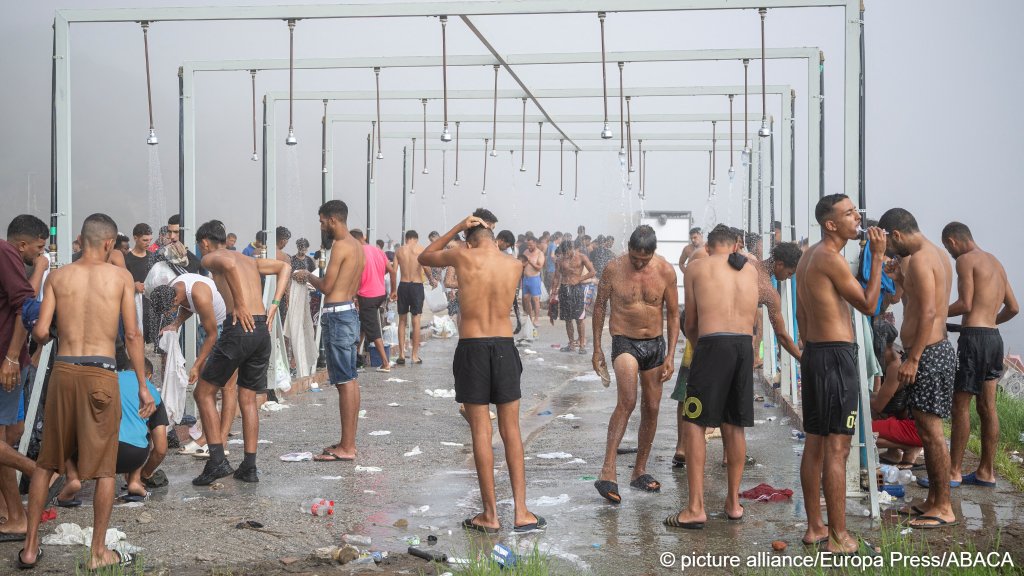 Communal showers on El Trampola beach, which has been converted into a makeshift accommodation facility in Ceuta | Photo. Marcos Moreno/Europa Press