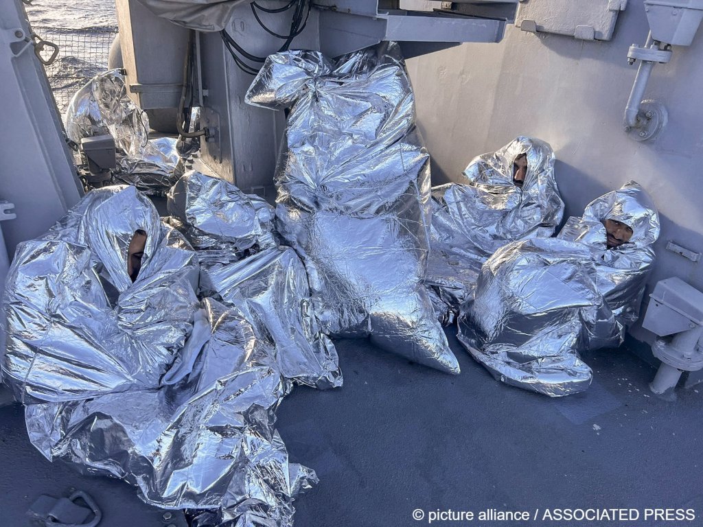 Neuf des survivants transportés sur un navire des garde-côtes grecs. Crédit : picture alliance / Associated Press