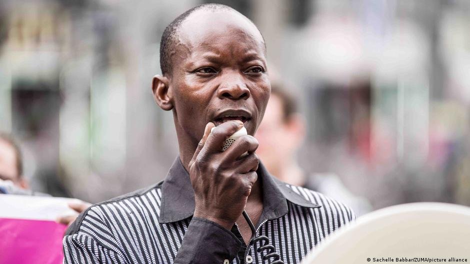 Hamado Dipama — here in 2017 at a demonstration against racism — actively fights for the rights of refugees | Photo: Sachelle Babbar/ZUMA/picture-alliance