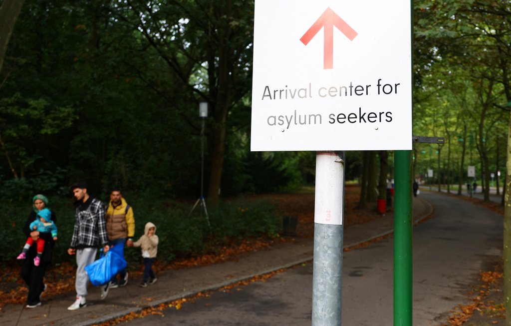 File photo: The incoming government wants to limit asylum numbers and plans to reform the law to that end | Photo: Fabrizio Bensch /Reuters