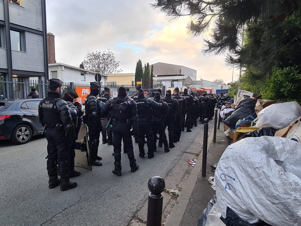 Près de 250 agents de la préfecture et policiers ont investi le squat de Vitry-sur-Seine, mercredi 17 avril 2024. Crédits : Médecins du monde