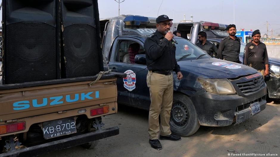 The Pakistani authorities say the deportations are to protect its 'welfare and security' but they are causing anxiety among the Afghan population in Pakistan | Photo: Fareed Khan/AP/picture alliance