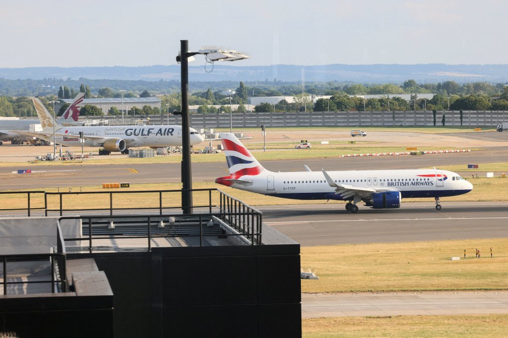 File photo: A plane prepares to take off at Heathrow Airport. The UK plans to suspend visas for Angola, Namibia and the DRC unless they cooperate on deportations, mirroring a Trump-era removal strategy | Photo: Jack Taylor / Reuters