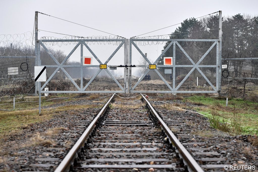 An electrified gate stands at the Hungarian-Serbian border barrier near Kelebia, Hungary | Photo: REUTERS/Marton Monus