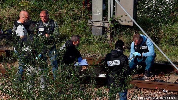 الشرطة الفرنسية في موقع الحادث المأساوي (12/10/2021)