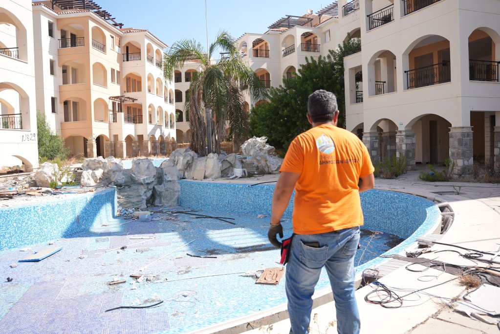 The Chlorakas apartment complex squat housed up to 600 migrants, the vast majority of them asylum seekers. Since police carried out an eviction order in August 2023, it has remained empty | Photo: InfoMigrants / Dana Alboz