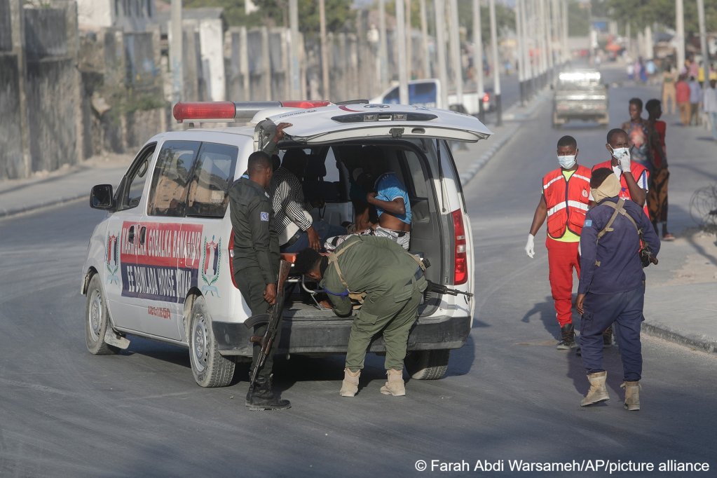 File photo: Secrurity and emergency workers carry victims away after fighting in Mogadishu in 2021 | Photo: Farah Abdi Warsameh/AP/picture alliance