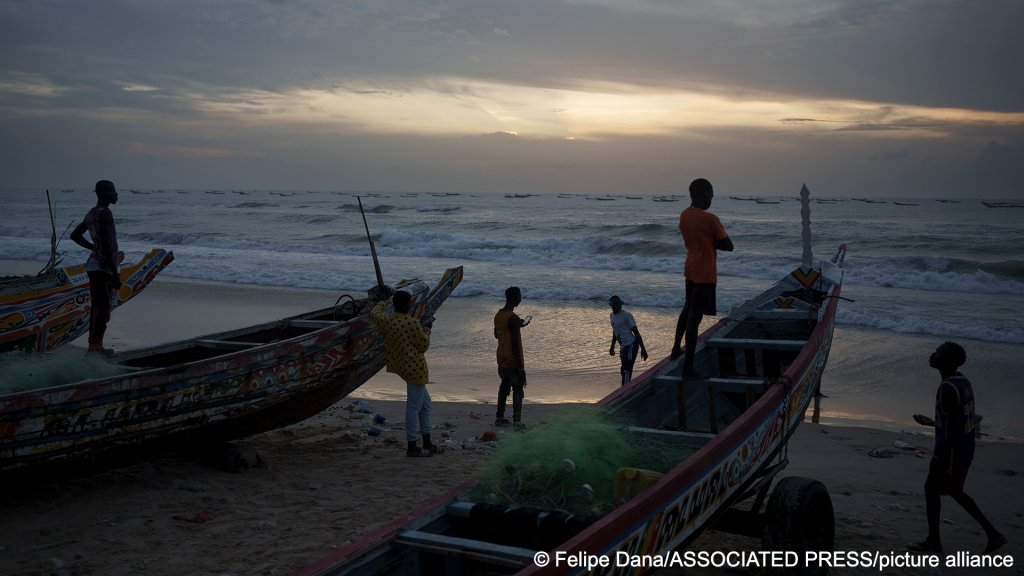 File photo: Hundreds of Senegalese, mostly young men pressured to be breadwinners, set off on perilous journeys hoping for economic opportunities the sea can no longer provide | Photo: Felipe Dana/ASSOCIATED PRESS/picture alliance