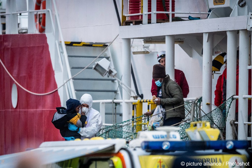 Il 22 dicembre 2022, la nave di supporto vitale di emergenza ha attraccato a Livorno, in Italia.  Di questi, 142 migranti, tra cui cinque donne al settimo mese di gravidanza e due bambini di età inferiore ai 2 anni, sono con le loro madri.  |  Foto: Enrico Mattia del Punta/Nurfoto