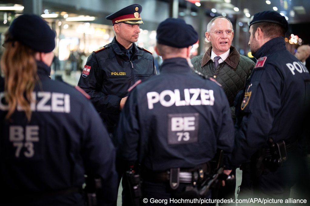 File photo used as illustration: Karner (in tie) is not yet content with his country's migration policy, and urges the authorities to 'push forward consequently with our actions' |Photo: Georg Hochmuth / APA / picture alliance