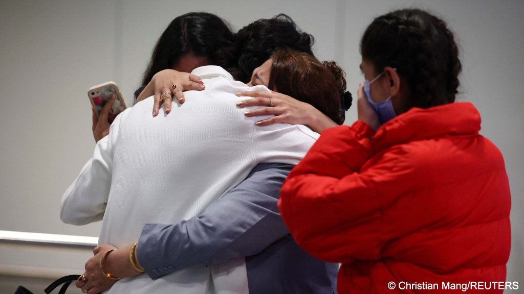 Elham, 29, embraces his mother next to his sisters as he welcomes them at Hanover Airport as a group of Afghan nationals arrive in Germany from Pakistan, after legal and diplomatic pressure pushed Germany to resume a scheme that allows the entry of vulnerable Afghans, September 1, 2025 | Photo: Christian Mang / Reuters