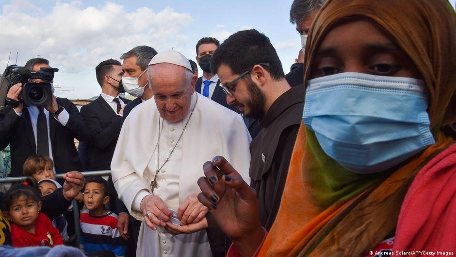 البابا فرانسيس اعتبر خلال زيارته أن "القليل فقط قد تغير فيما يتعلق بموضوع الهجرة" منذ زيارته الأخيرة إلى ليسبوس | الصورة: Andreas Solaro / AFP / Getty Images via DW