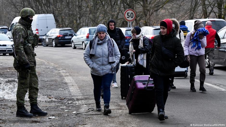 أوكران يعبرون الحدود إلى سلوفاكيا المجاورة. 