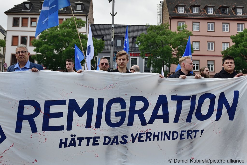 Some members of the AFD party as well as other supporters gather behind a banner in Mannheim declaring 'remigration would have prevented this crime' | Photo. Daniel Kubirski / picture alliance