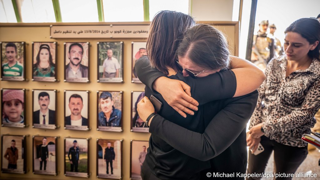 File photo: Germany's Foreign Minister at the time (2023) Annalena Baerbock hugs a Yezidi woma Najah Sedo whose husband was murdered by IS, in front of pictures of other victims of their terror in 2014 and in the years following | Photo: Michael Kappeler / dpa / picture alliance