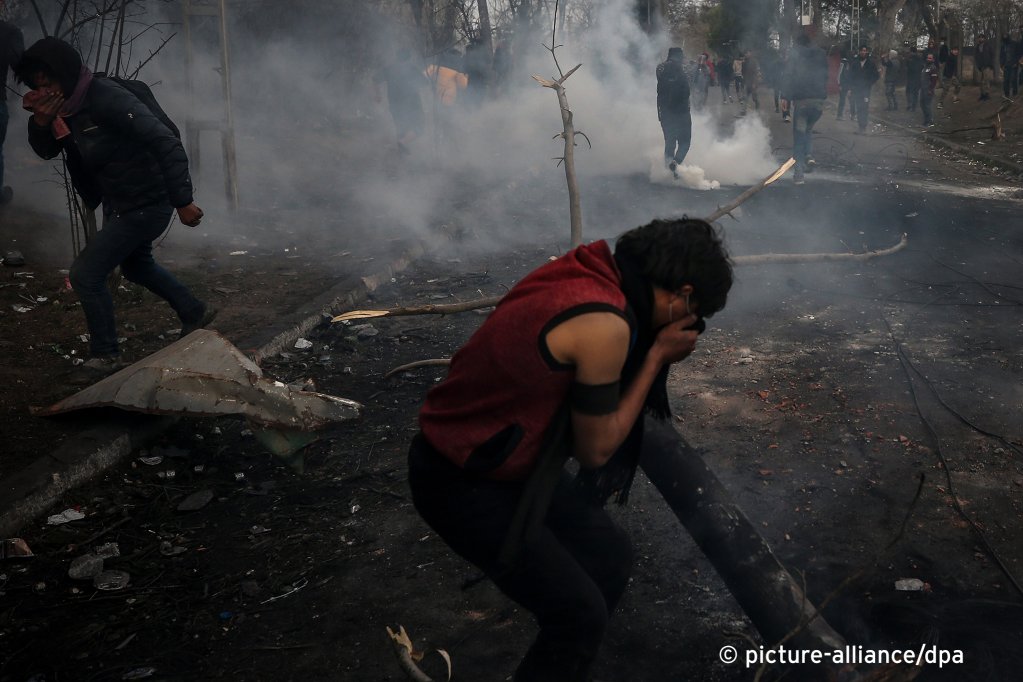 Greek security forces use tear gas in the region between Kastanies and Pazarkule, March 8, 2020 | Photo: O. Coban/picture-alliance