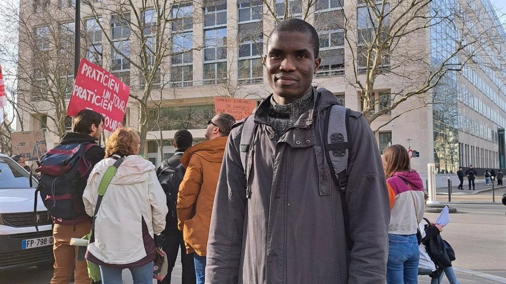 Le Dr Aristide Yayi, originaire du Burkina Faso, est venu manifester devant le ministère de la Santé pour défendre les Padhue, le 15 février 2024. Crédit : Bahar Makooi / France 24