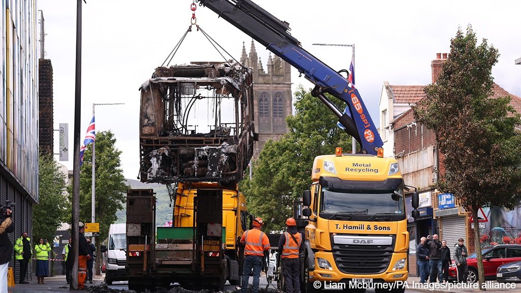 Authorities have begun the clean-up despite fears that there could be further riots and vandalism | Photo: Liam McBurney/PA Images/picture-alliance