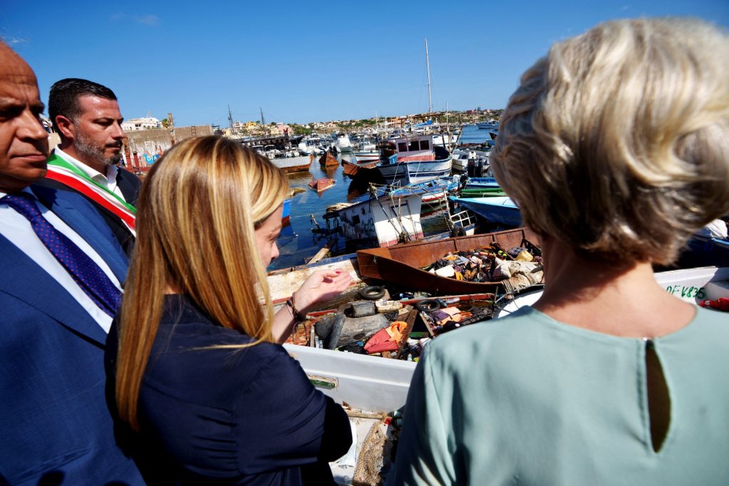 La Première ministre italienne, Giorgia Meloni, et la présidente de la Commission européenne, Ursula von der Leyen, lors d'une visite à Lampedusa le 17 septembre 2023. Crédit : Reuters