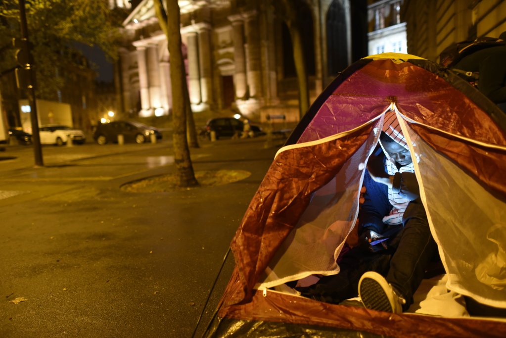 Des jeunes s'apprêtent à passer la nuit sous leur tente, place Saint-Gervais, à Paris. Ils craignent d'être délogés par les forces de l'ordre. Crédit : Mehdi Chebil 