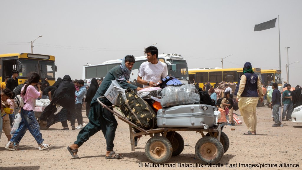 File photo: A man pushes a cart loaded with belongings at the Islam Qala border crossing in Afghanistan on July 4, 2025 | Photo: Muhammad Balabuluki / Middle East Images / picture alliance