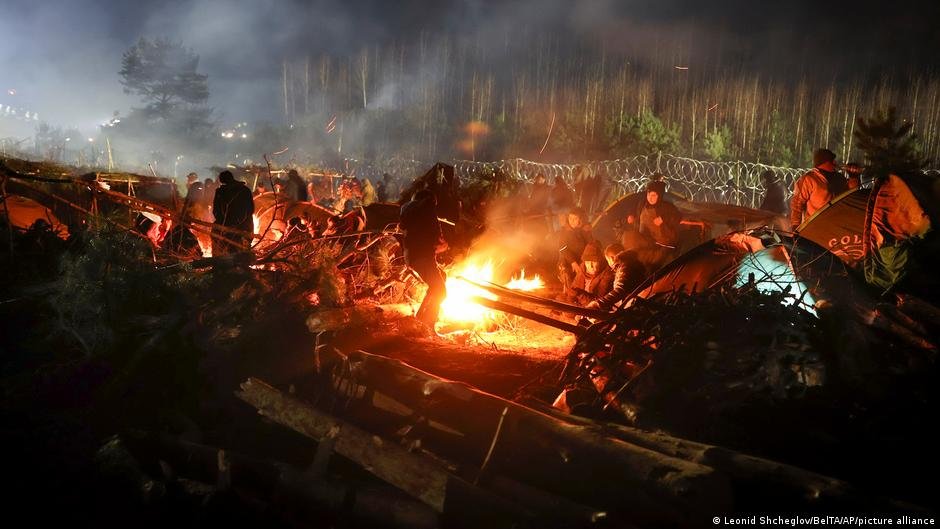 Les migrants bloqués à la frontière entre la Pologne et la Biélorussie sont confrontés à des conditions désastreuses dans des camps de fortune |  Photo : Leonid Shchelglov/BelTa/AP/picture-alliance