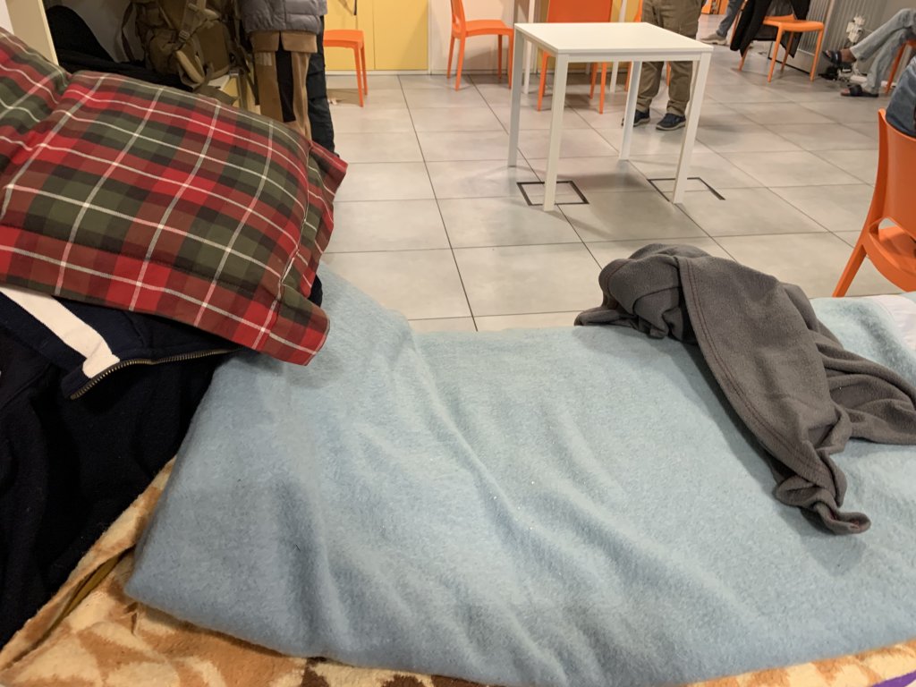 There are places to relax and charge your phone, as well as study, rest and learn Italian at the day center in Trieste | Photo: Emma Wallis / InfoMigrants