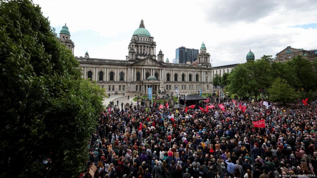 Crowds of people gathered outside the Belfast City Hall | Photo: Isabel Infantes / Reuters
