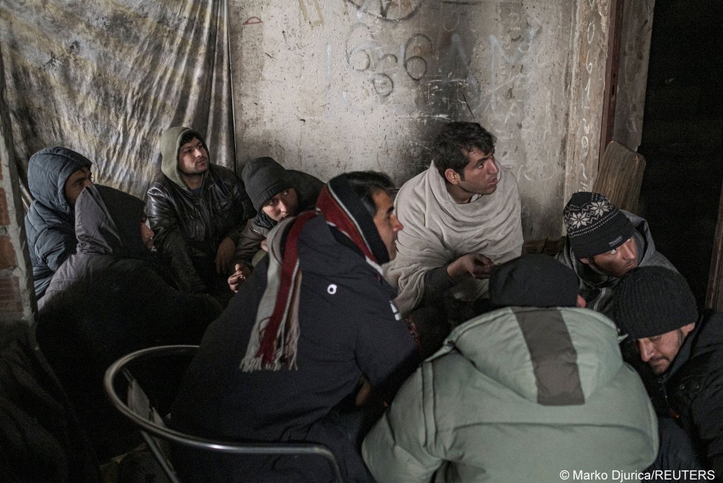 Migrants eat rice at an abandoned building where they are squatting on January 11, 2021 as hundreds of them are taking shelter in abandoned buildings in the northwestern town of Bihac in Bosnia and Herzegovina | Photo: Marko Djurica/Reuters