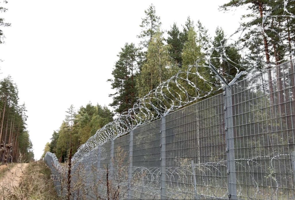 Border fence on the Latvia-Belarus border seen in October 2024 | Photo: Benjamin Bathke/InfoMigrants