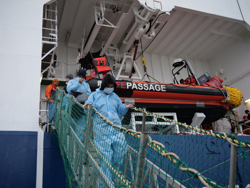 134 migrants on board the Geo Barents disembark in Ravenna, Italy on February 10, 2024 | Photo: Sou-Jie van Brunnersum