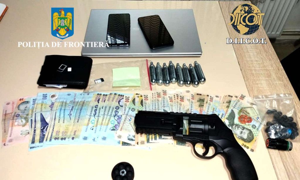 বিভিন্ন নথি ছাড়াও একটি আগ্নেয়াস্ত্রসহ অসংখ্য রেসিডেন্স পারমিট উদ্ধার করা হয়। ছবি: বর্ডার পুলিশ