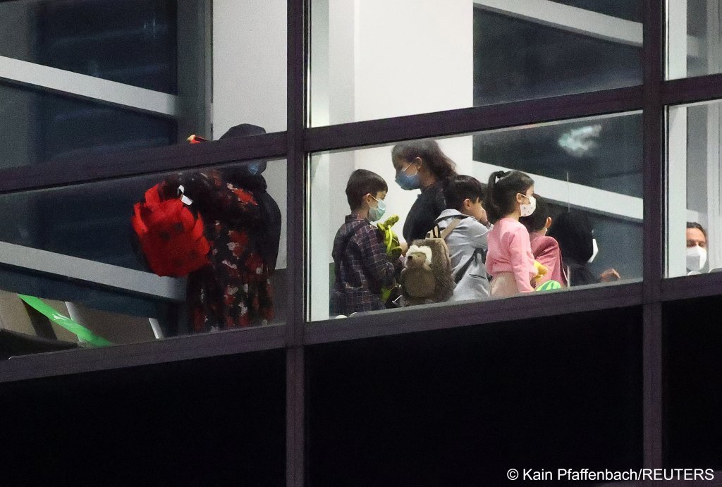 Des Afghans atterrissent à l’aéroport de Francfort, le 27 août 2021. Crédit : Reuters