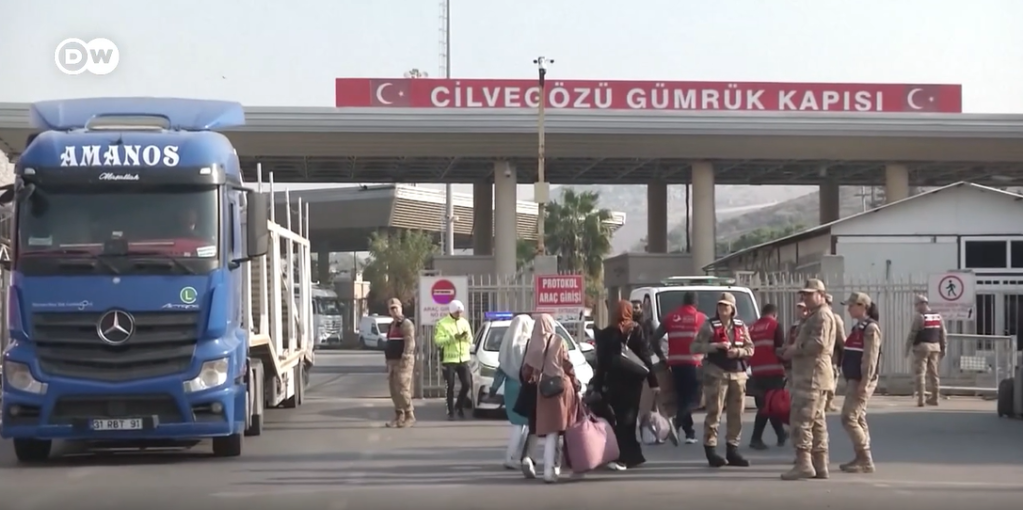 File photo: Syrians leaving Turkey for Syria | Source: Screenshot DW video